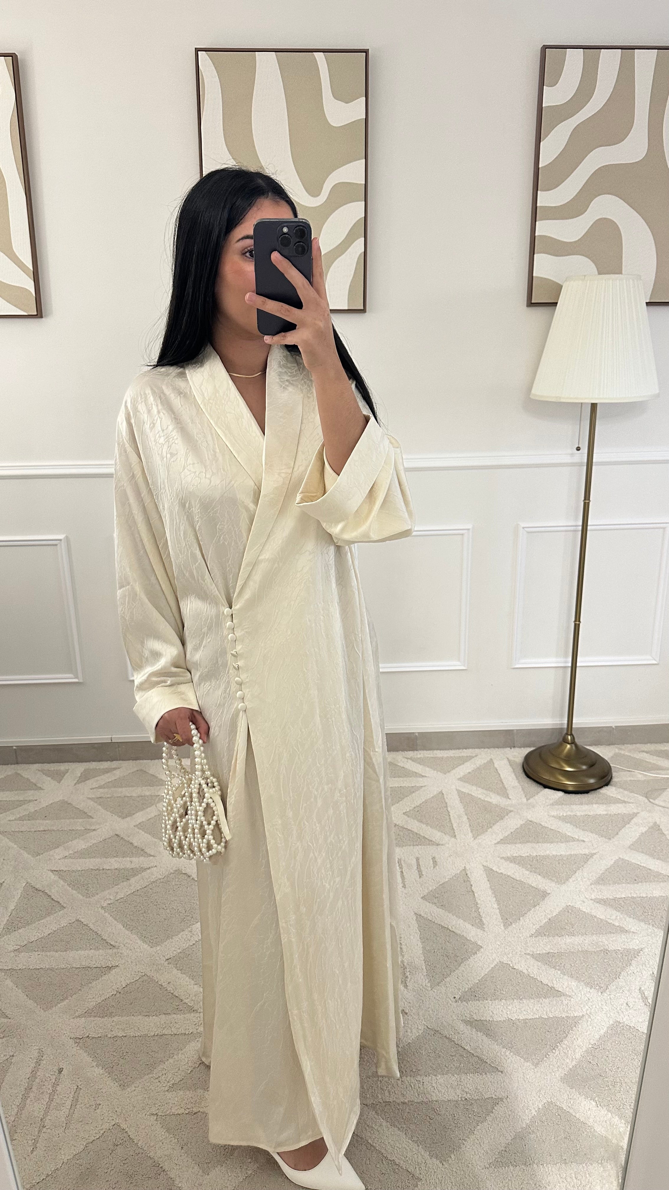 [GAMME PREMIUM] Robe longue satinée à boutons |
Crème