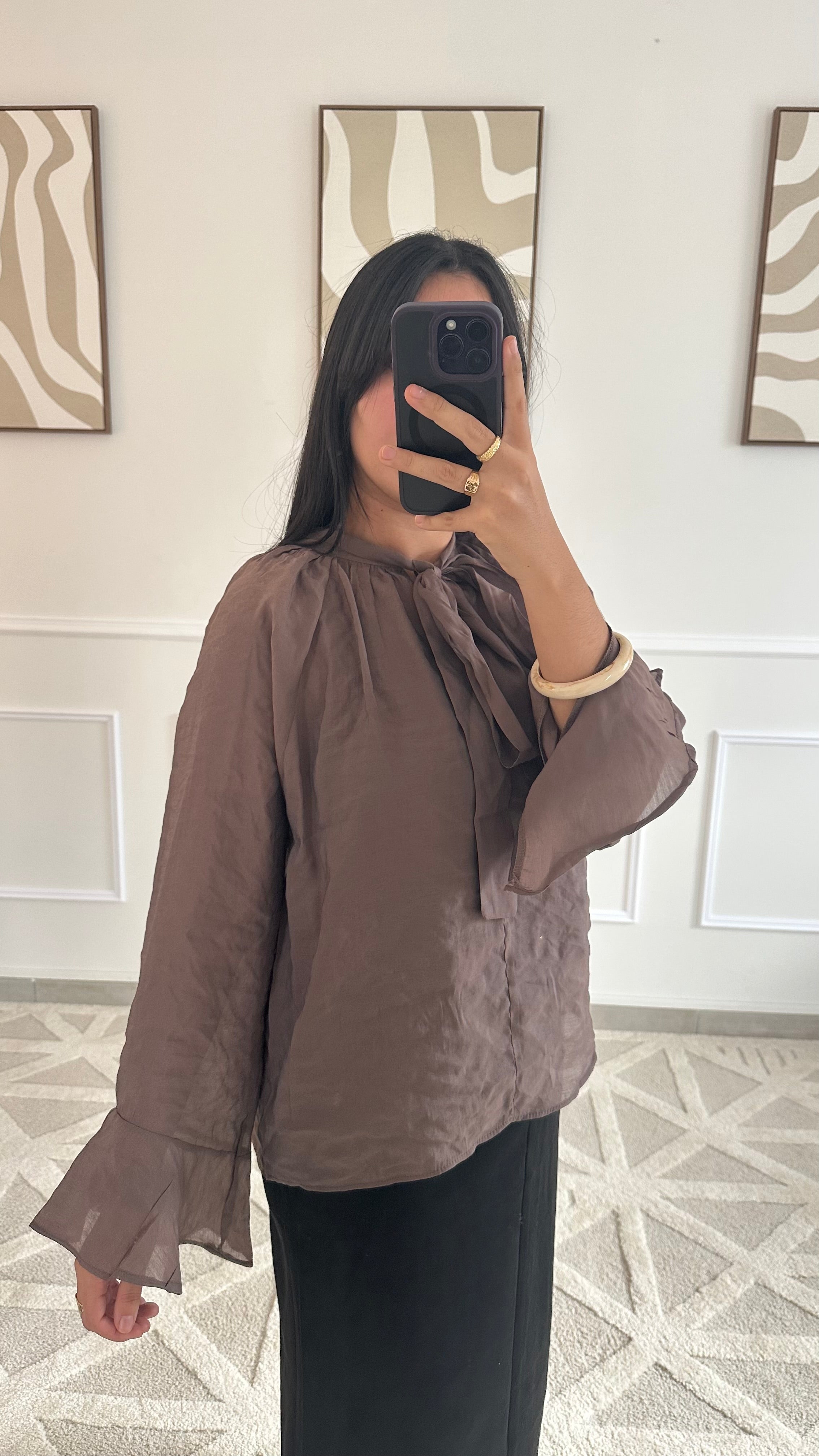 Blouse marron à manches bouffantes