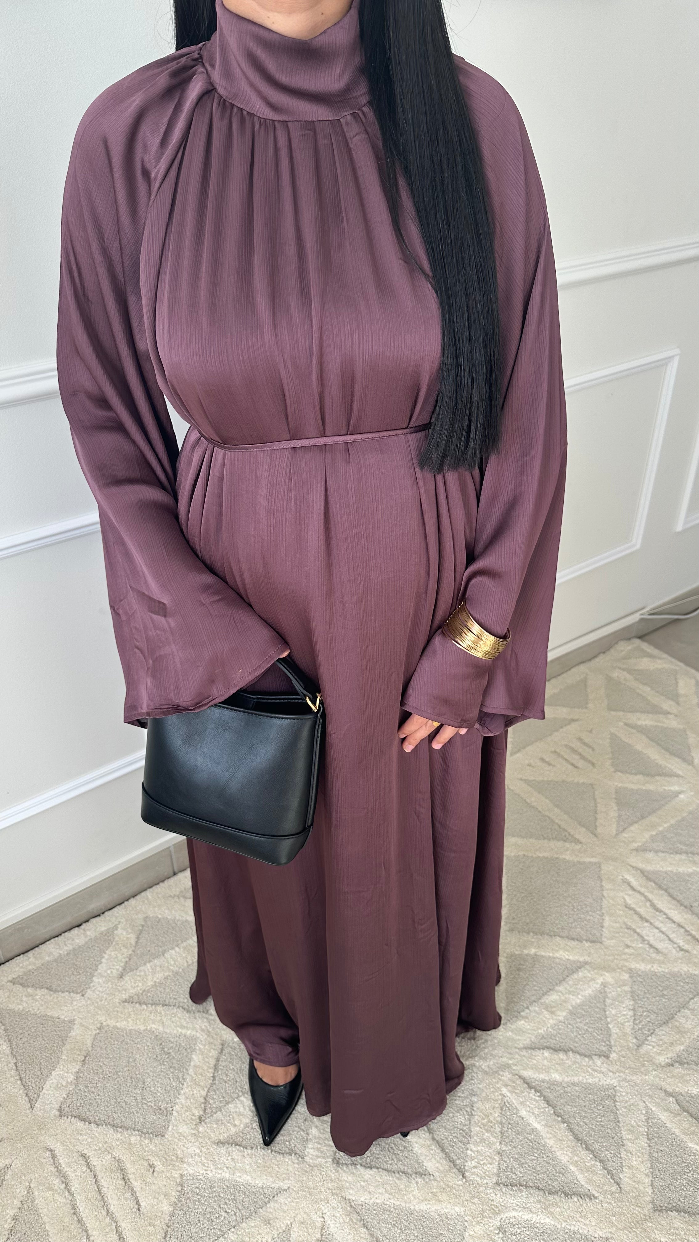 Robe longue satinée prune