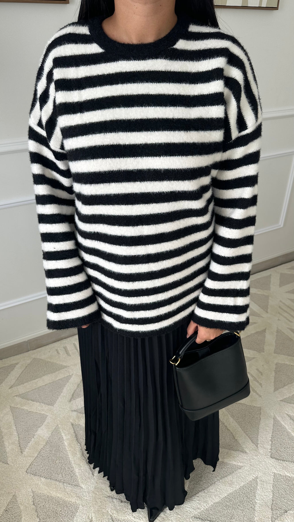 Pull doux à motif rayé noir et blanc