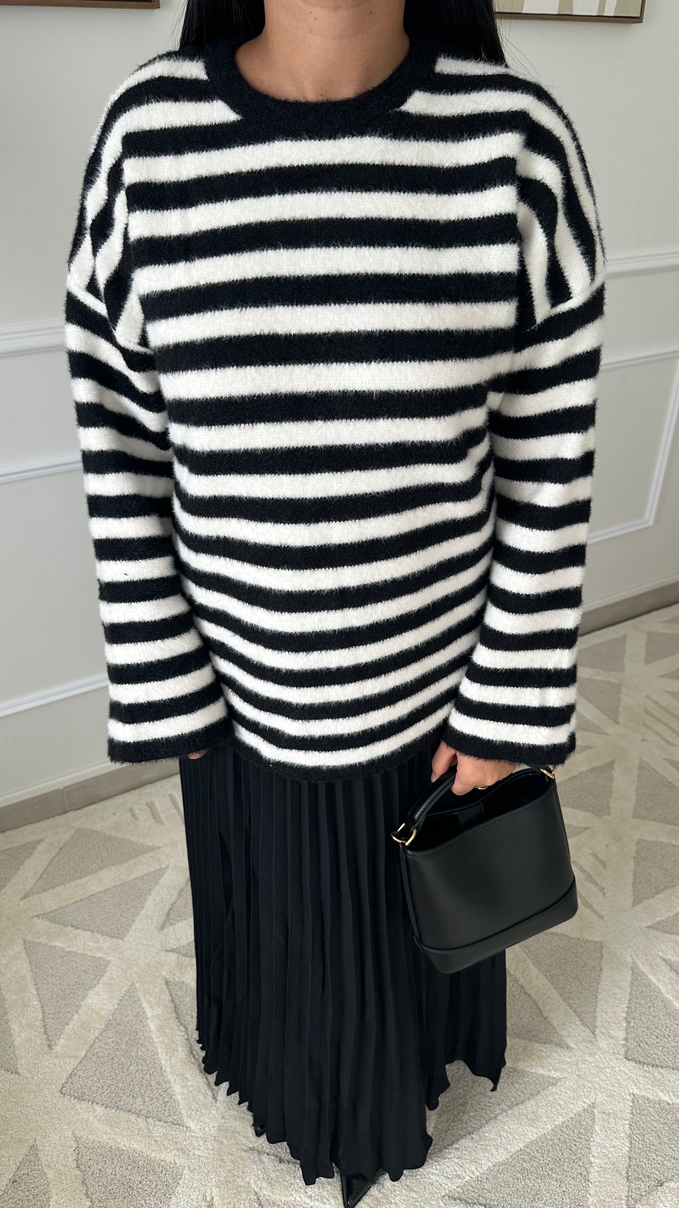 Pull doux à motif rayé noir et blanc